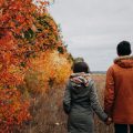 Astrologie und Partnerschaftskompatibilität: Welche Sternzeichen passen in der Liebe wirklich zusammen?